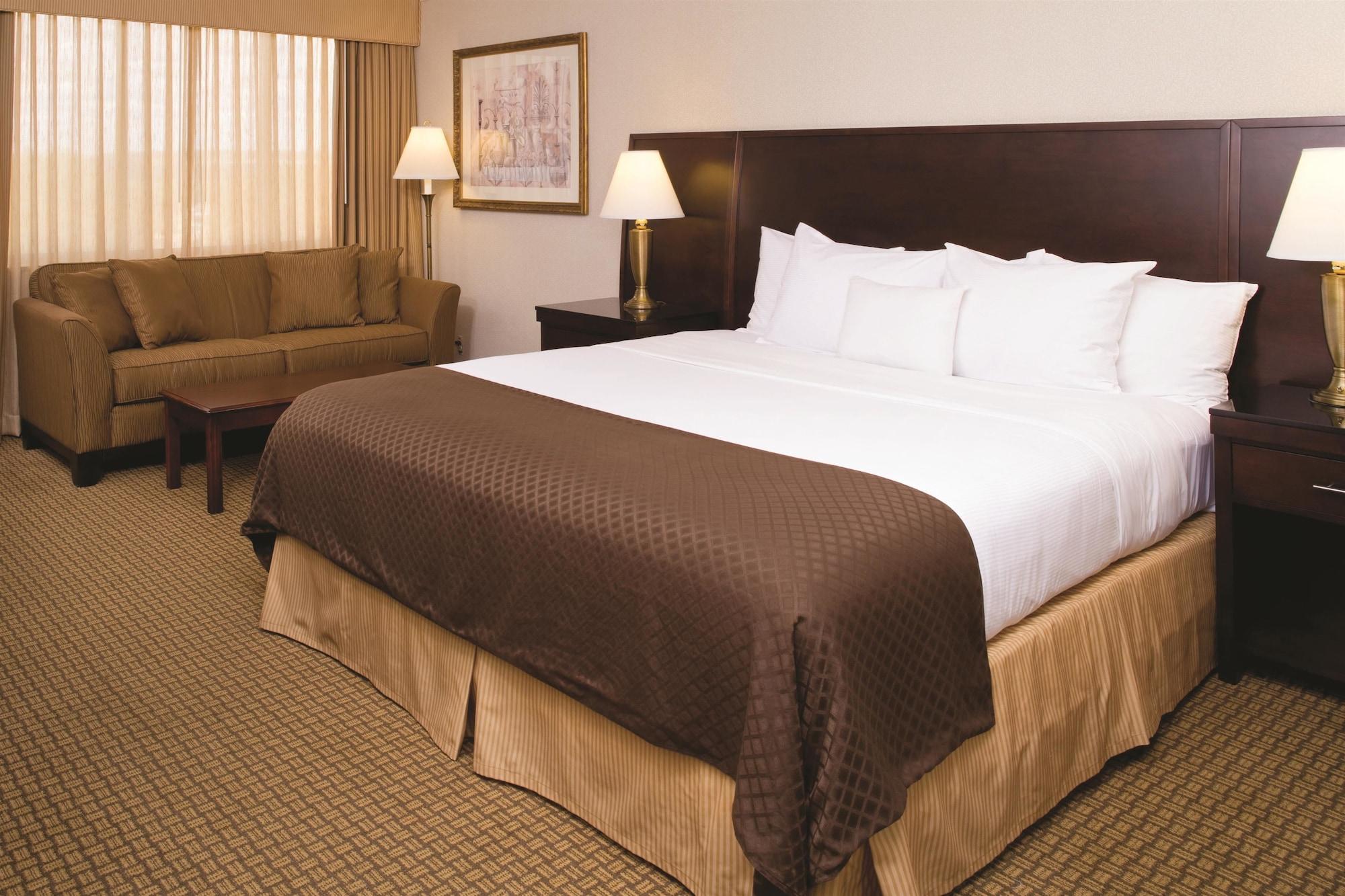 Wyndham Independence Hotel Стая снимка