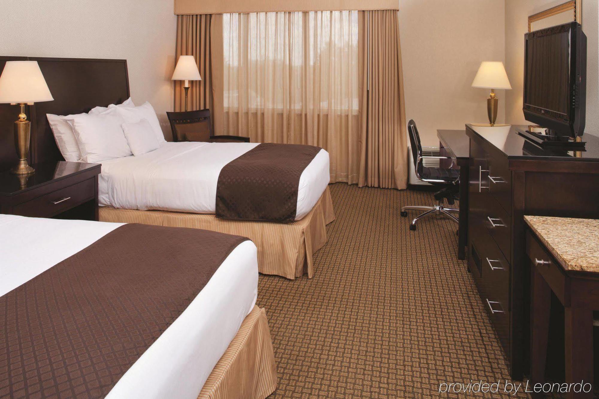 Wyndham Independence Hotel Стая снимка
